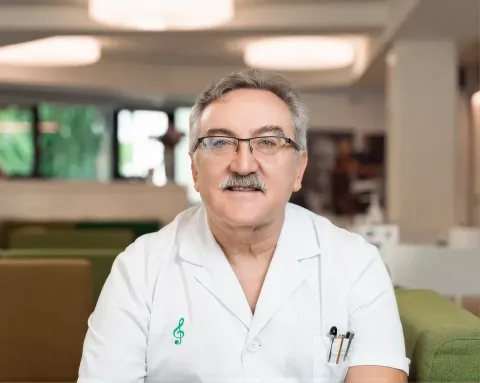 Dr. Ferran García